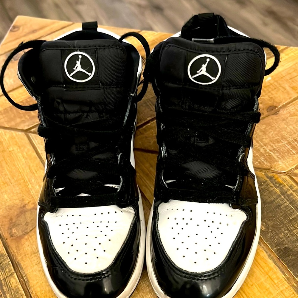 Air Jordon in 1Y Black and white almost zero wear.